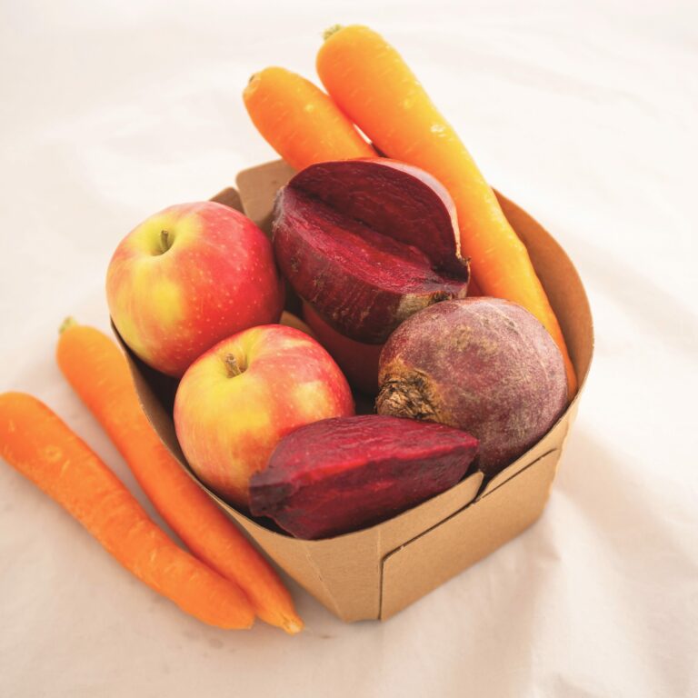 Apfel, Möhre und rote Beete in einer Schale