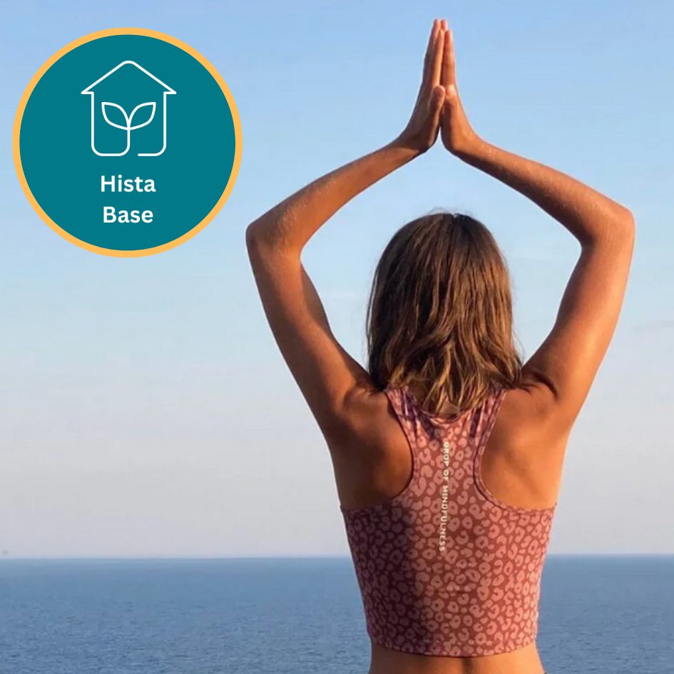 Bild von Melina beim Yoga am Meer und dem HistaBase Logo