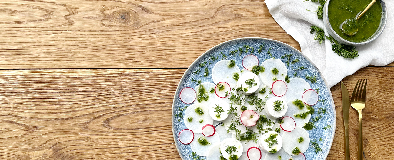 Mairübchen-Carpaccio mit Ziegenfrischkäse und Petersilien-Öl IG