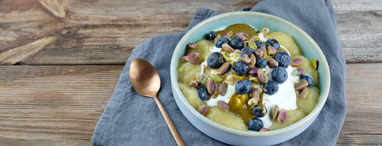 Porridge mit Apfelmus und Pistazien