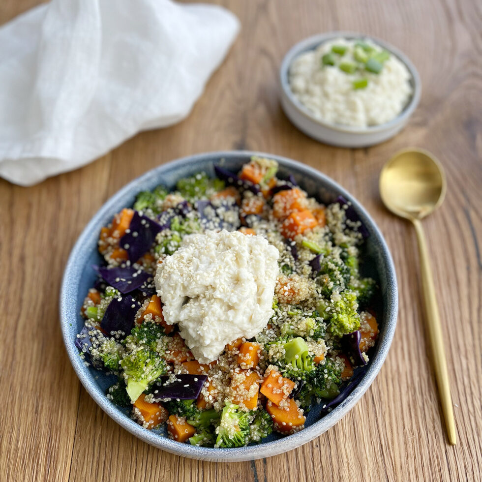 Quinoa Bowl mit Blumenkohl-Hummus - HistaFit