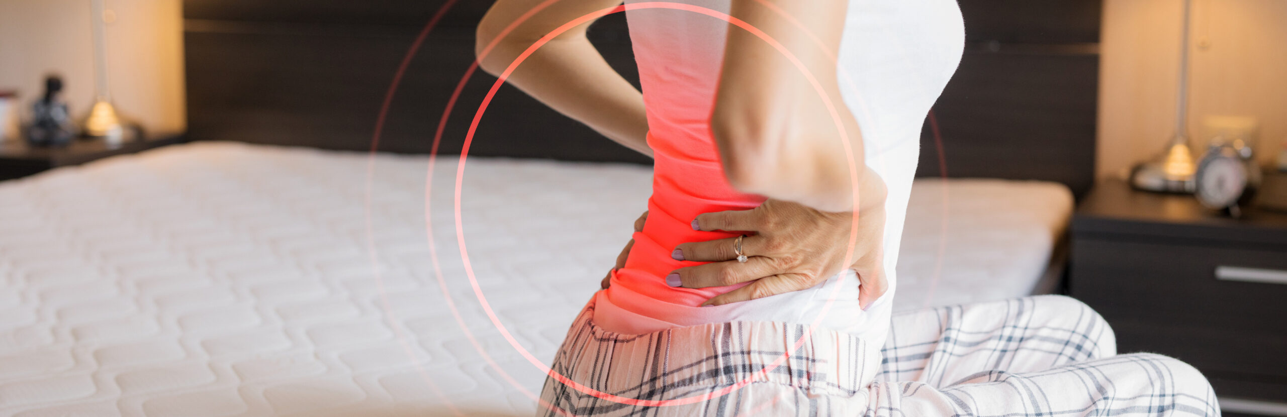 Frau mit Rückenproblemen bei Fibromyalgie