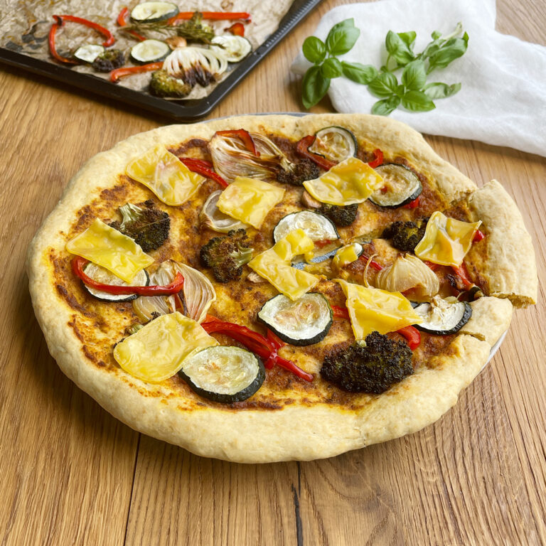 Vegane Pizza mit geröstetem Gemüse