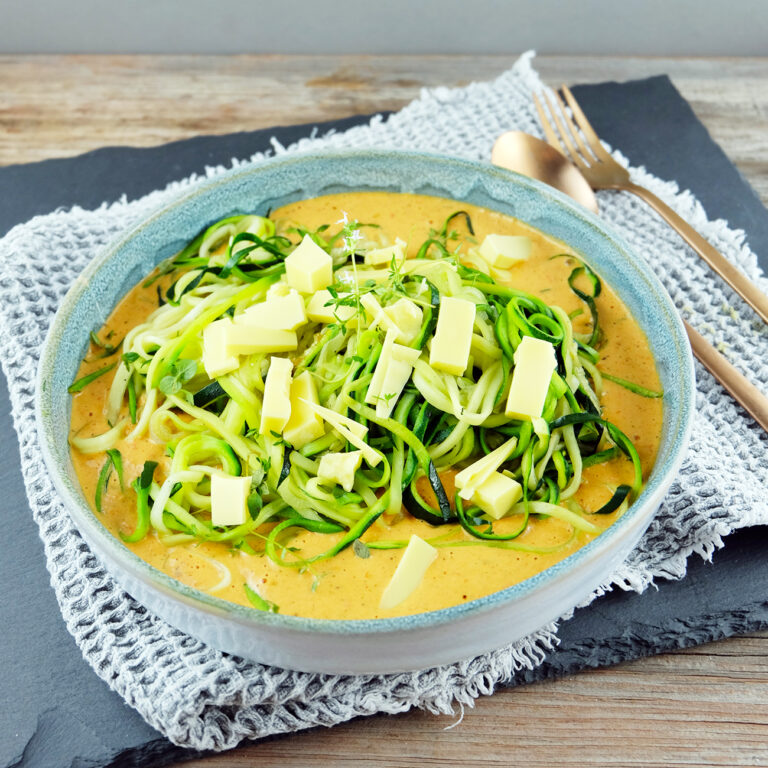 Zoodles mit Paprika-Frischkäse-Soße