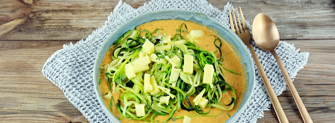 Zoodles mit Paprika-Frischkäse-Soße